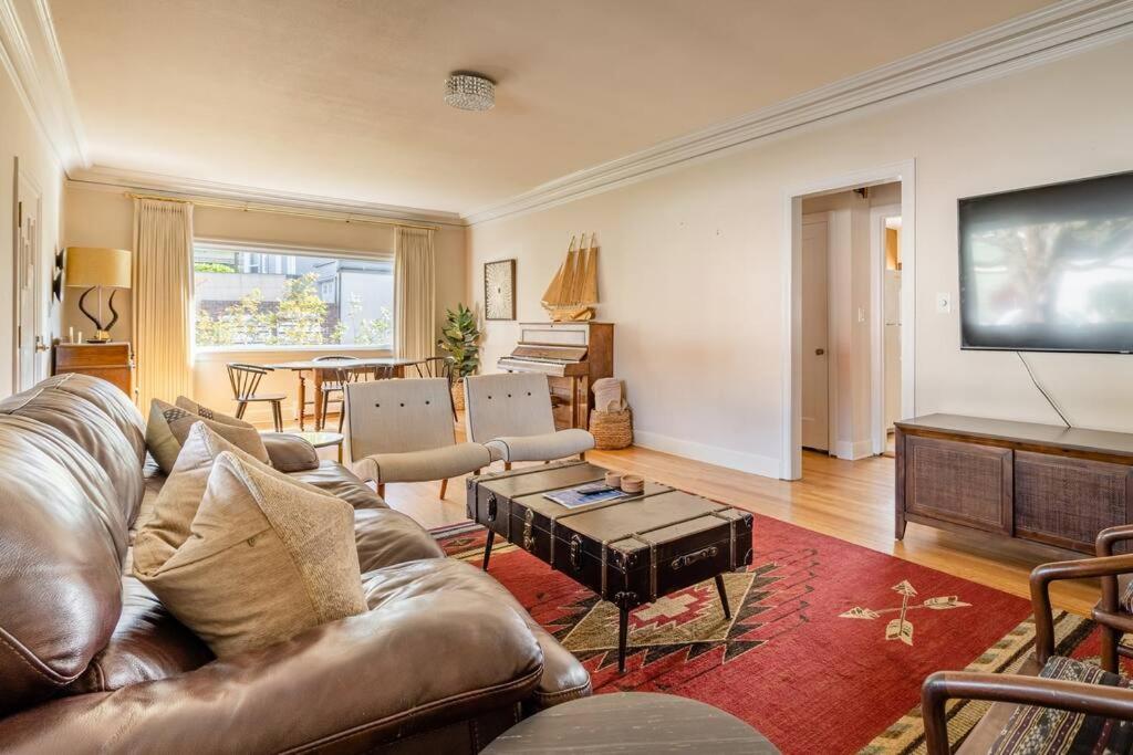 Holiday home Collection - 1923 Belmont House Of Antiques - Coffee & Brunch Portland